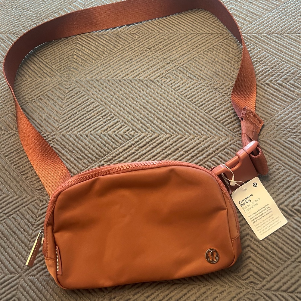 Lululemon Everyday Belt Bag in Briar Rose - Picture 3 of 6